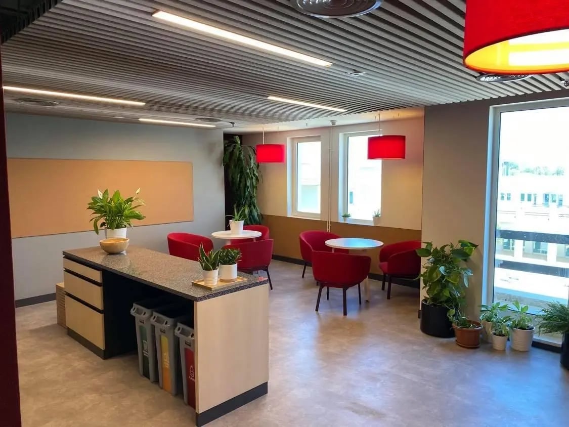 Ein Raum der Murdoch University Dubai mit Sitzmöglichkeiten