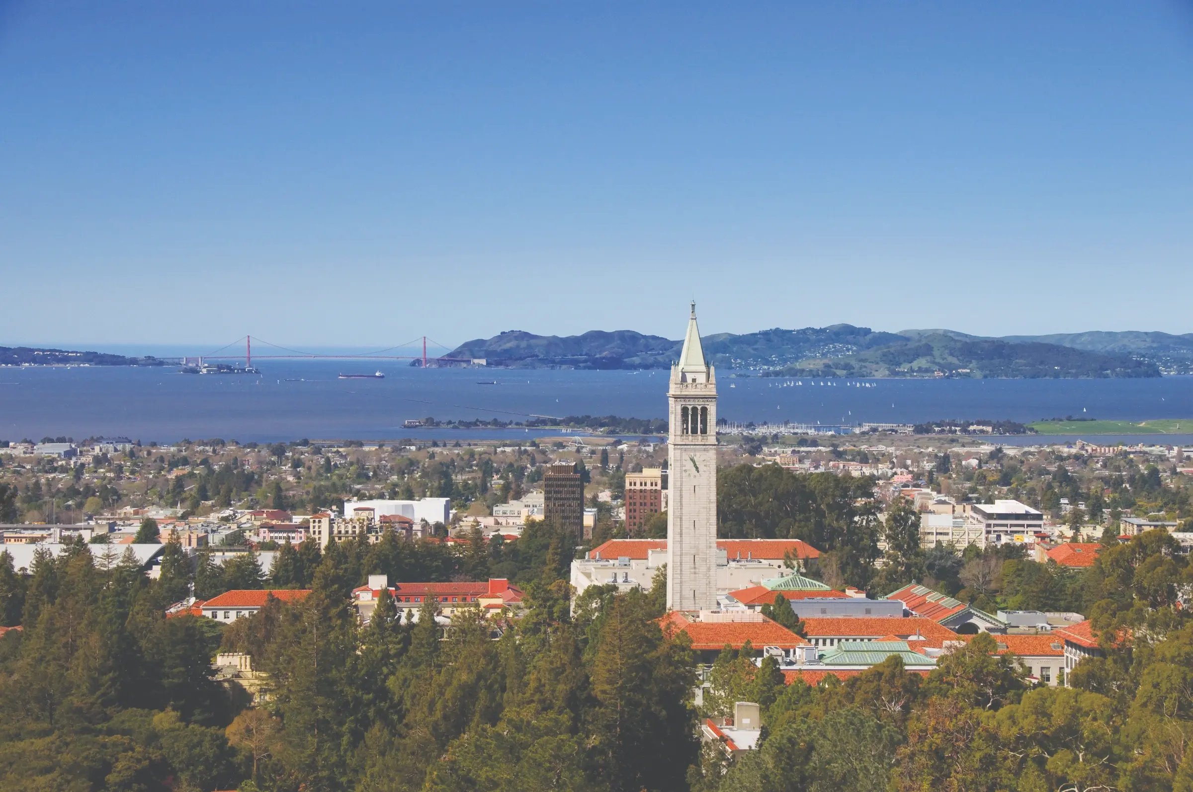 Die Stadt Berkeley und der Turm der University of California, Berkeley