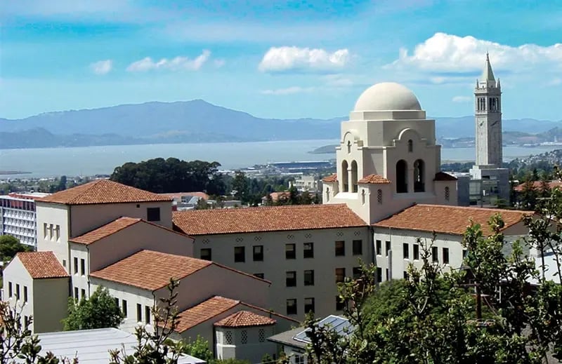 Die University of California, Berkeley Extension, ein klassisches Universitätsgebäude mit grünem Campus und historischem Flair.