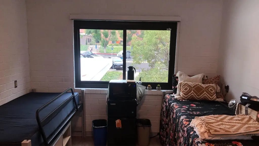 Ein Wohnheimzimmer der California State University, Long Beach