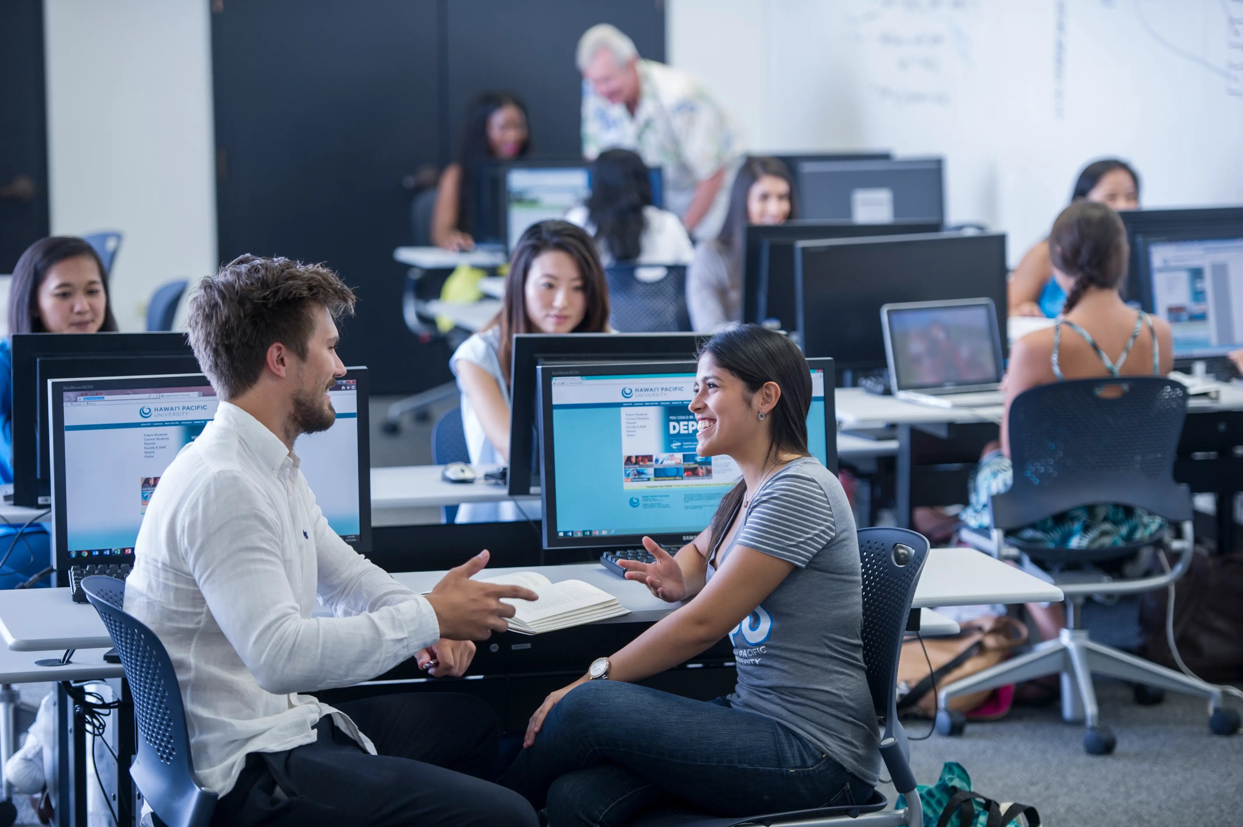 Studierende der Hawai'i Pacific University in einem Computerraum