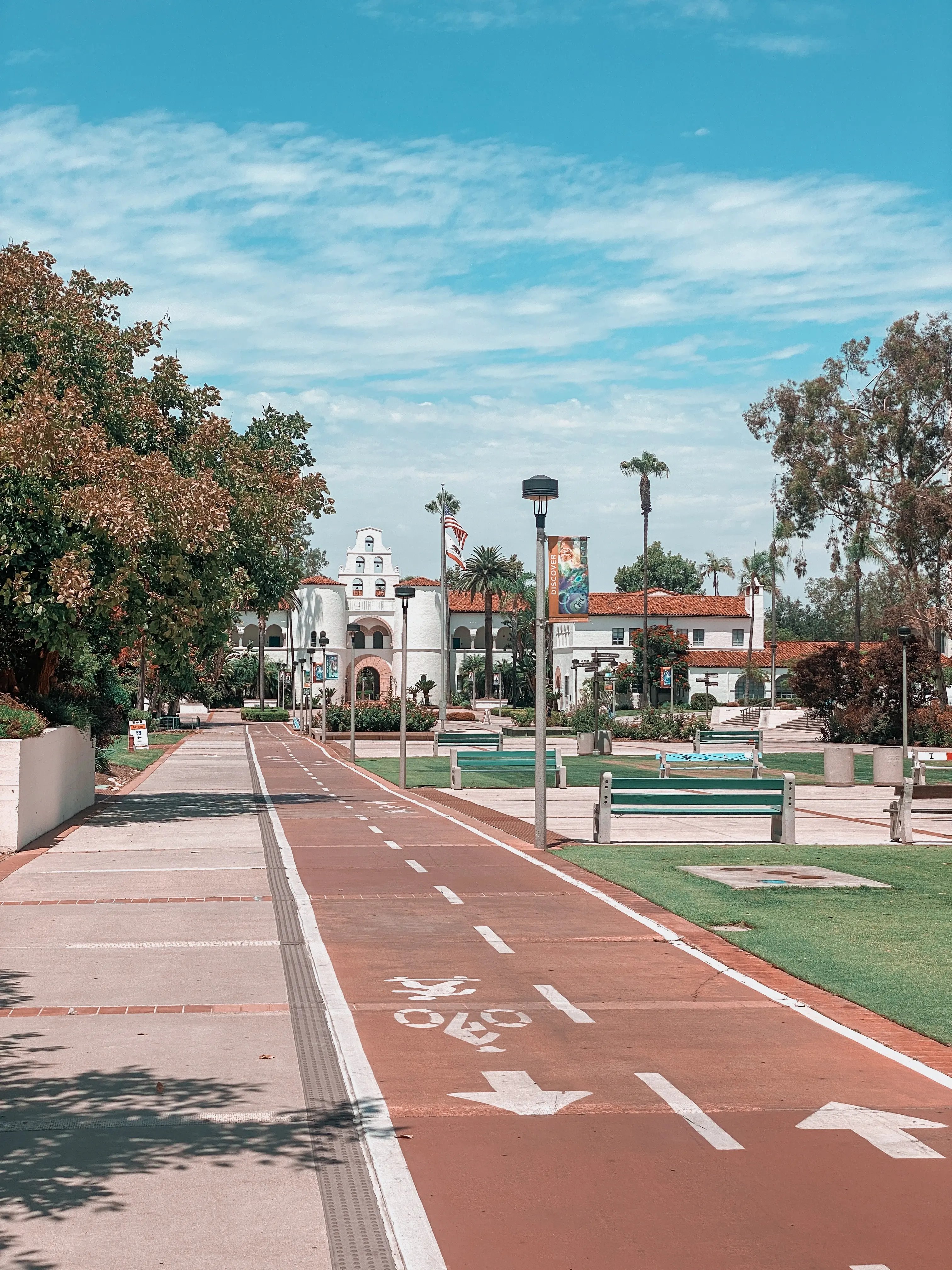 Der Campus und Gehweg der San Diego State University