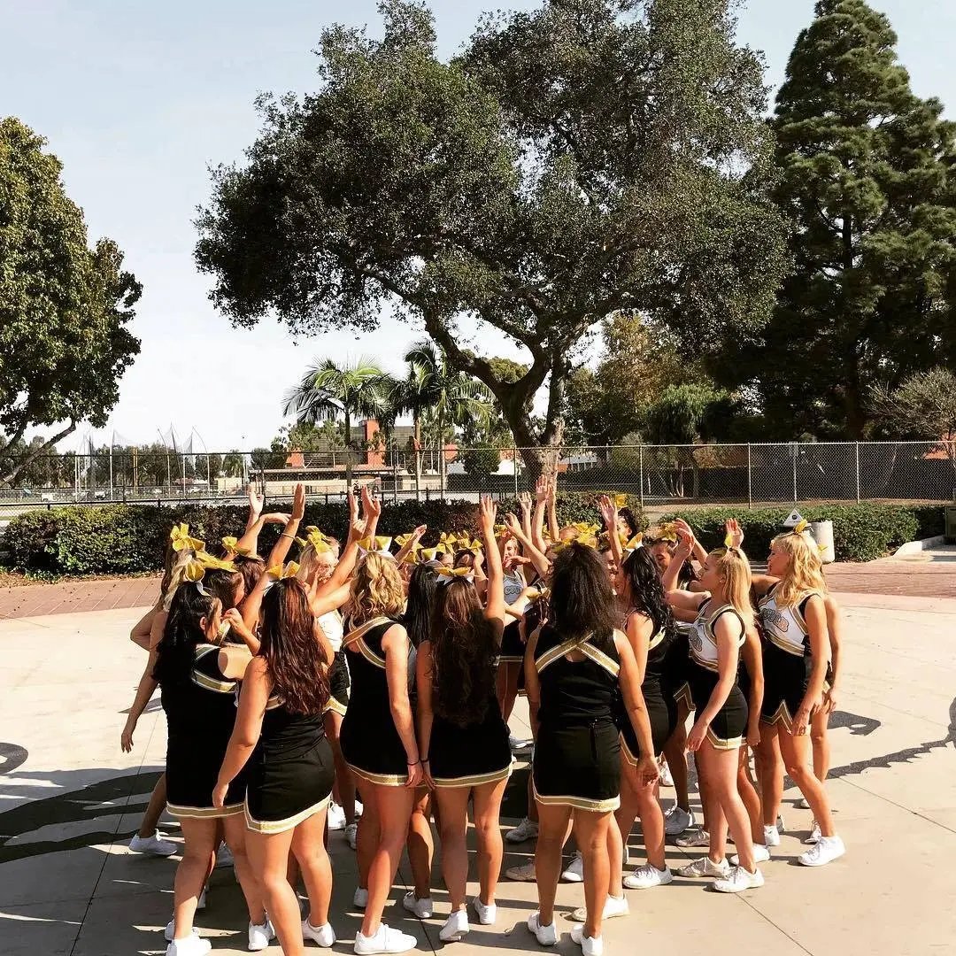Das Cheerleading Team der California State University, Long Beach versammelt