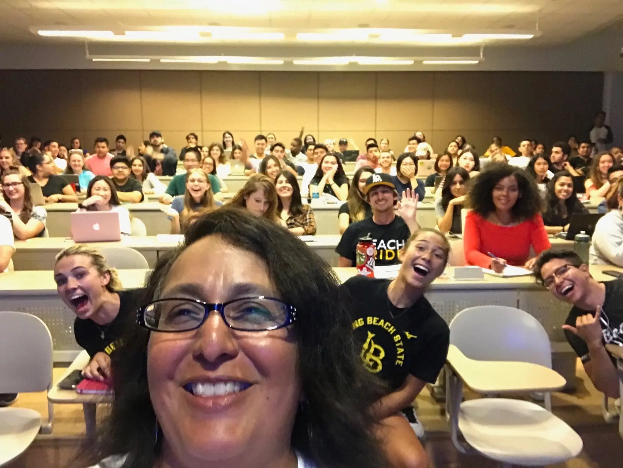 Selfie einer Dozentin mit vielen lächelnden Studierenden im Hörsaal