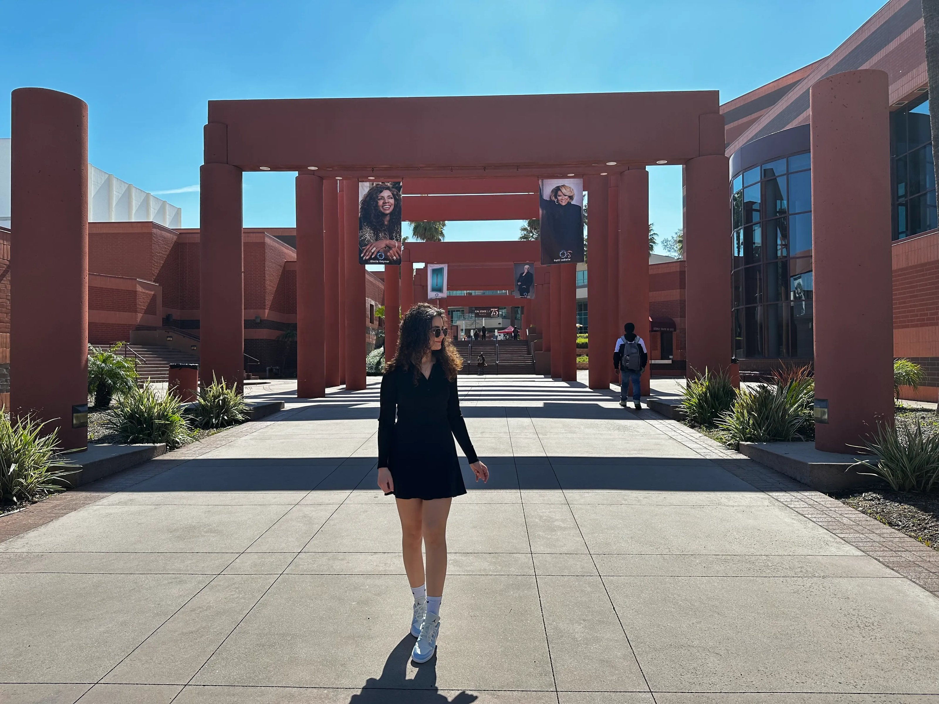Eine Studentin der California State University, Los Angeles steht am Campus