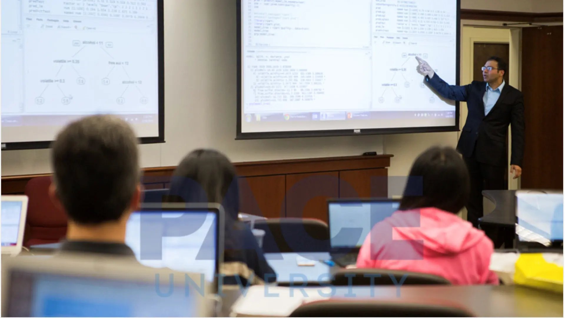 Studierende und Dozent im Vorlesungssaal der Pace University.