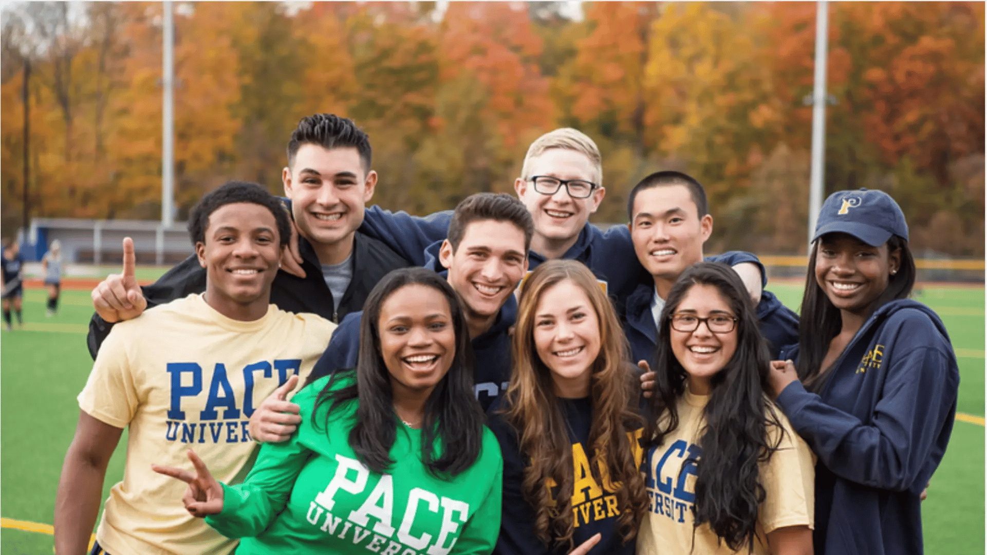 Eine Gruppe Studierender der Pace University mit Universitäts-Klamotten und lächelnde Gesichter.