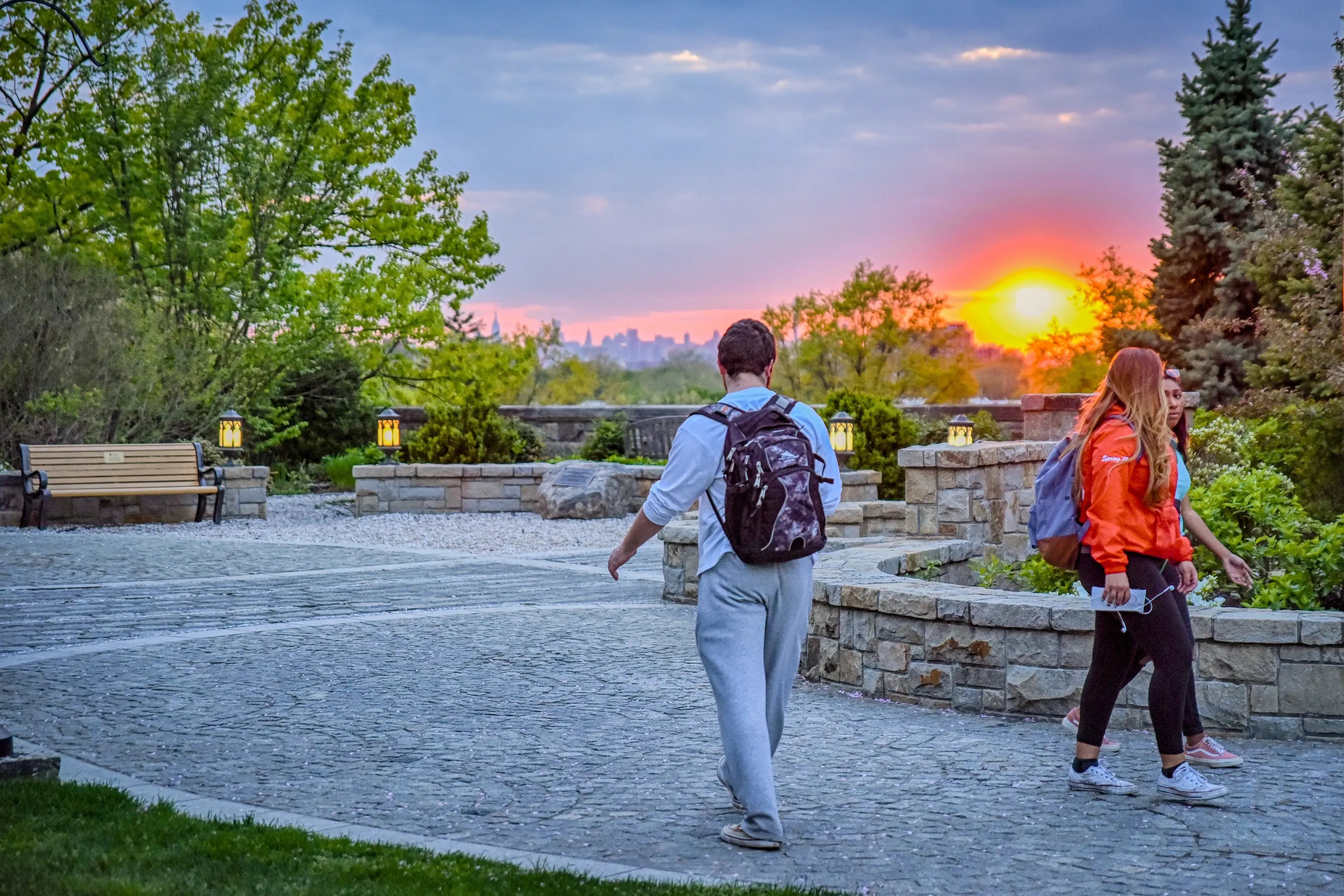 Studierende der St. John's University laufen den Campus entlang