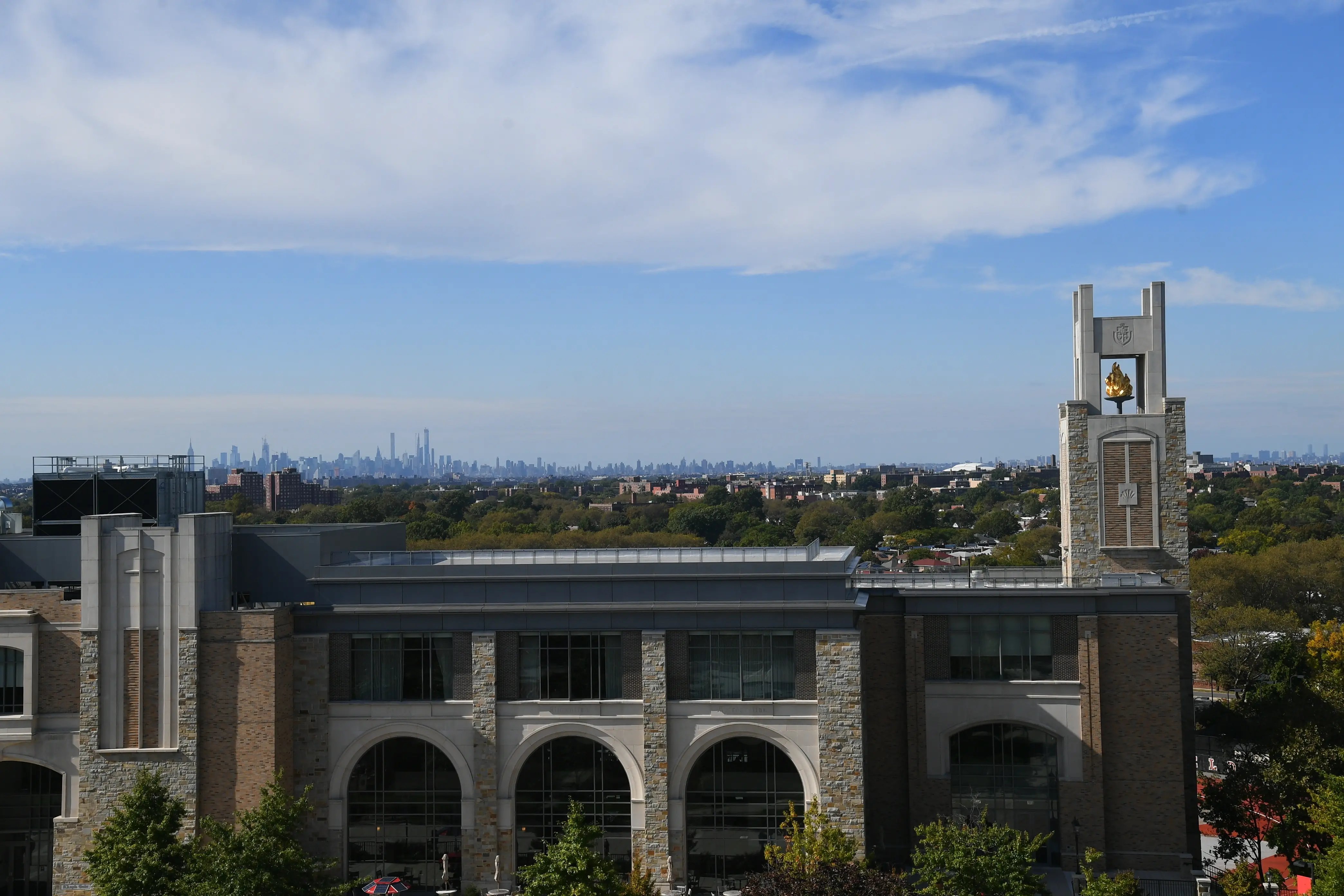 Campusgebäude der St. John's University mit Aussicht auf die Stadt