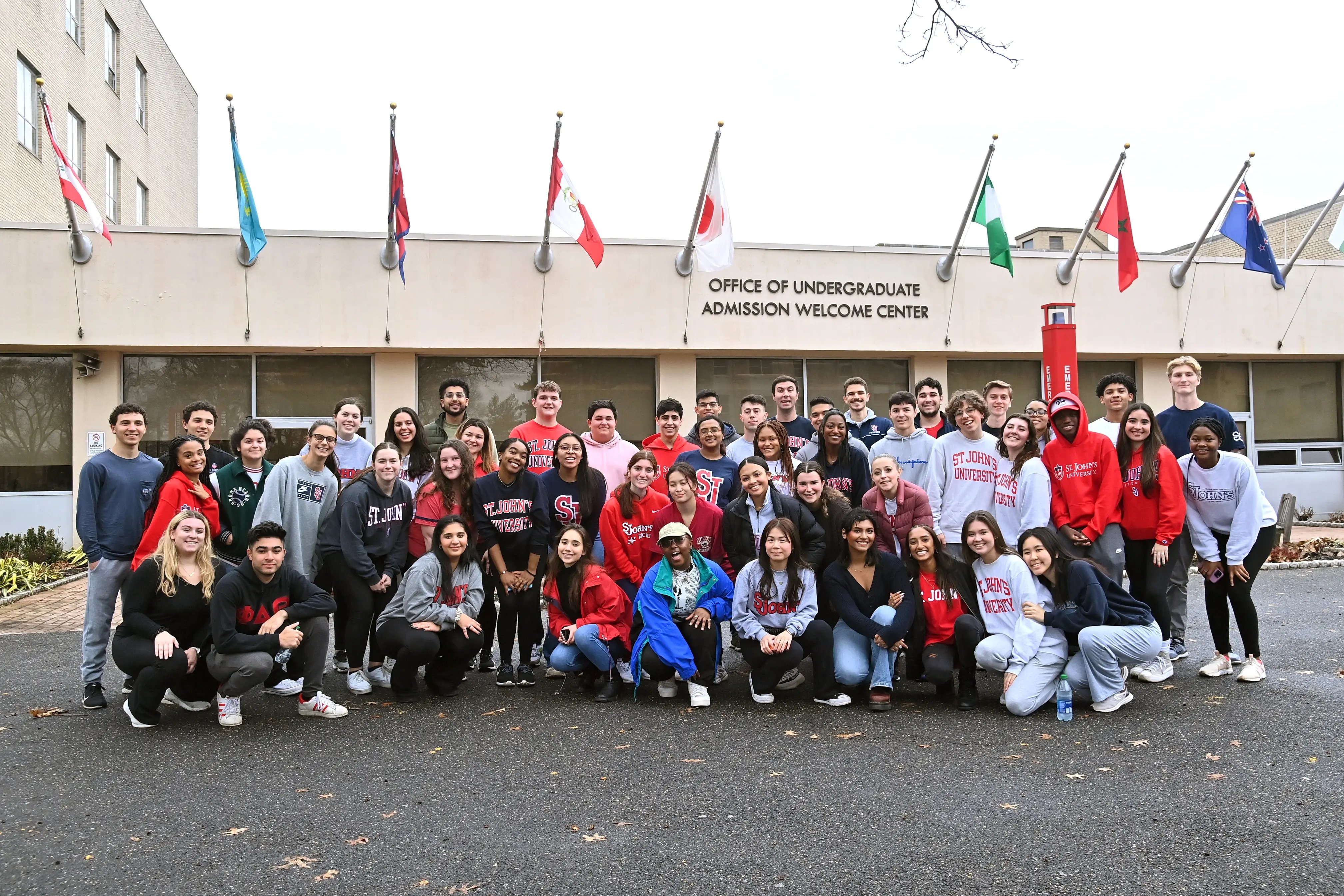 Internationale-Studierendengruppe vor der St. John's University