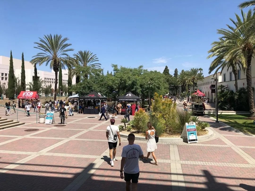 Der Campus mit Studierenden der San Diego State University
