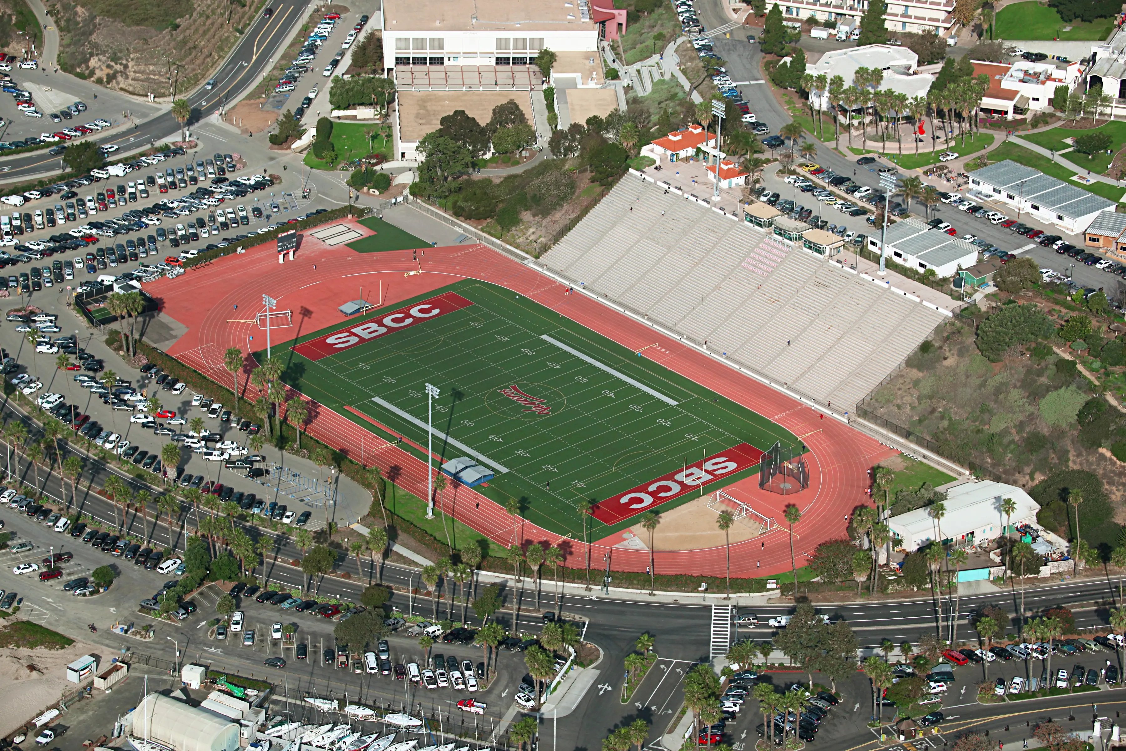 Aussicht auf das Football Feld des  Santa Barbara City College
