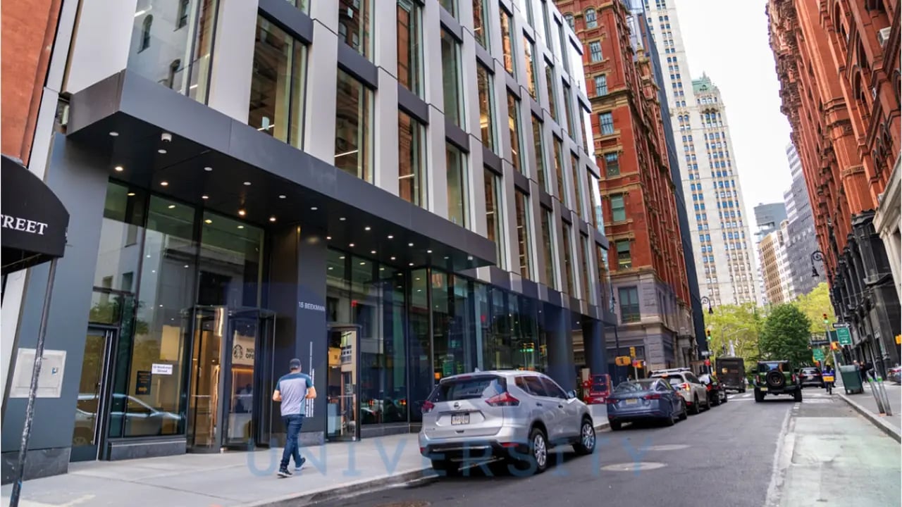 Das Universitätsgebäude der Pace University in einer ikonischen New York City Straße