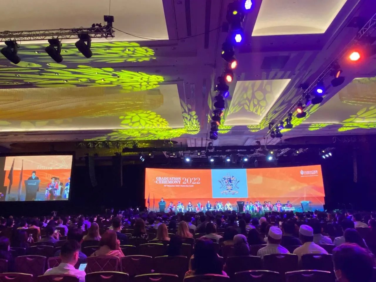 Eine Aula der James Cook University Singapore voller Studierende