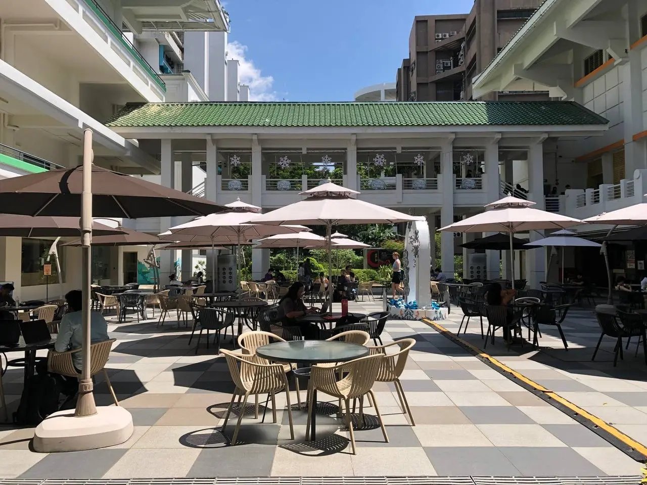 Der Außenbereich der James Cook University Singapore mit vielen Sitzmöglichkeiten