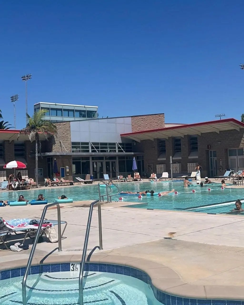 Ein Wohnheim der San Diego State University mit Schwimmbäder